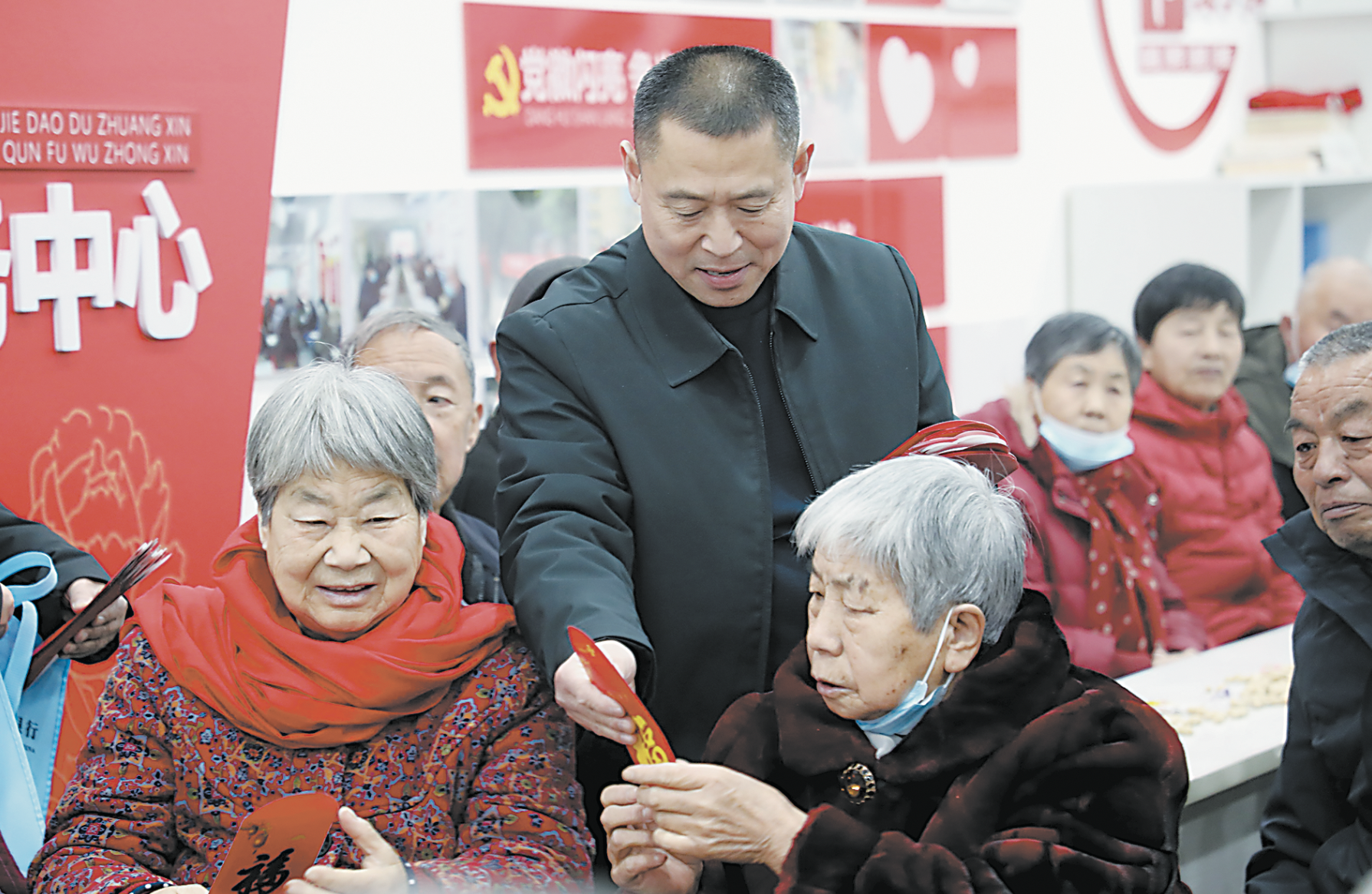 70歲以上老人喜領(lǐng)“春節(jié)紅包”